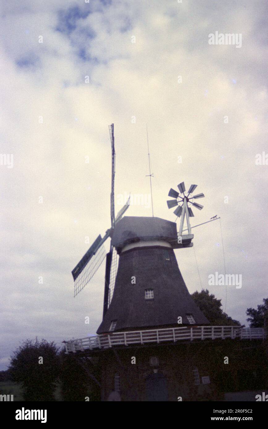 Windmühle vor bewölktem Himmel, Emden, Niedersachsen, Deutschland Stockfoto