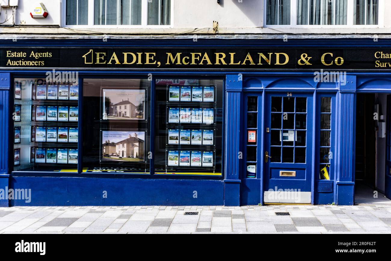 Die Ausstellungsräume von Eadie, McFarland Estate Agents, East Bridge St, Enniskillen, Nordirland. Stockfoto