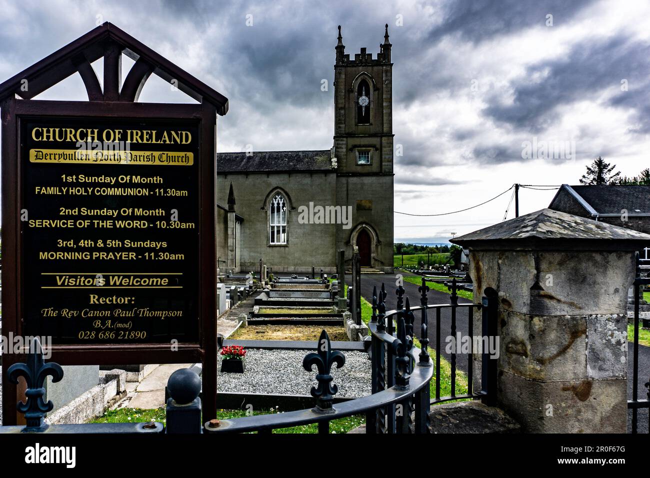 Church of Ireland, Derrybullen North, Pfarrkirche und Friedhof, Irvinestown, Grafschaft Fermanagh, Nordirland. Stockfoto