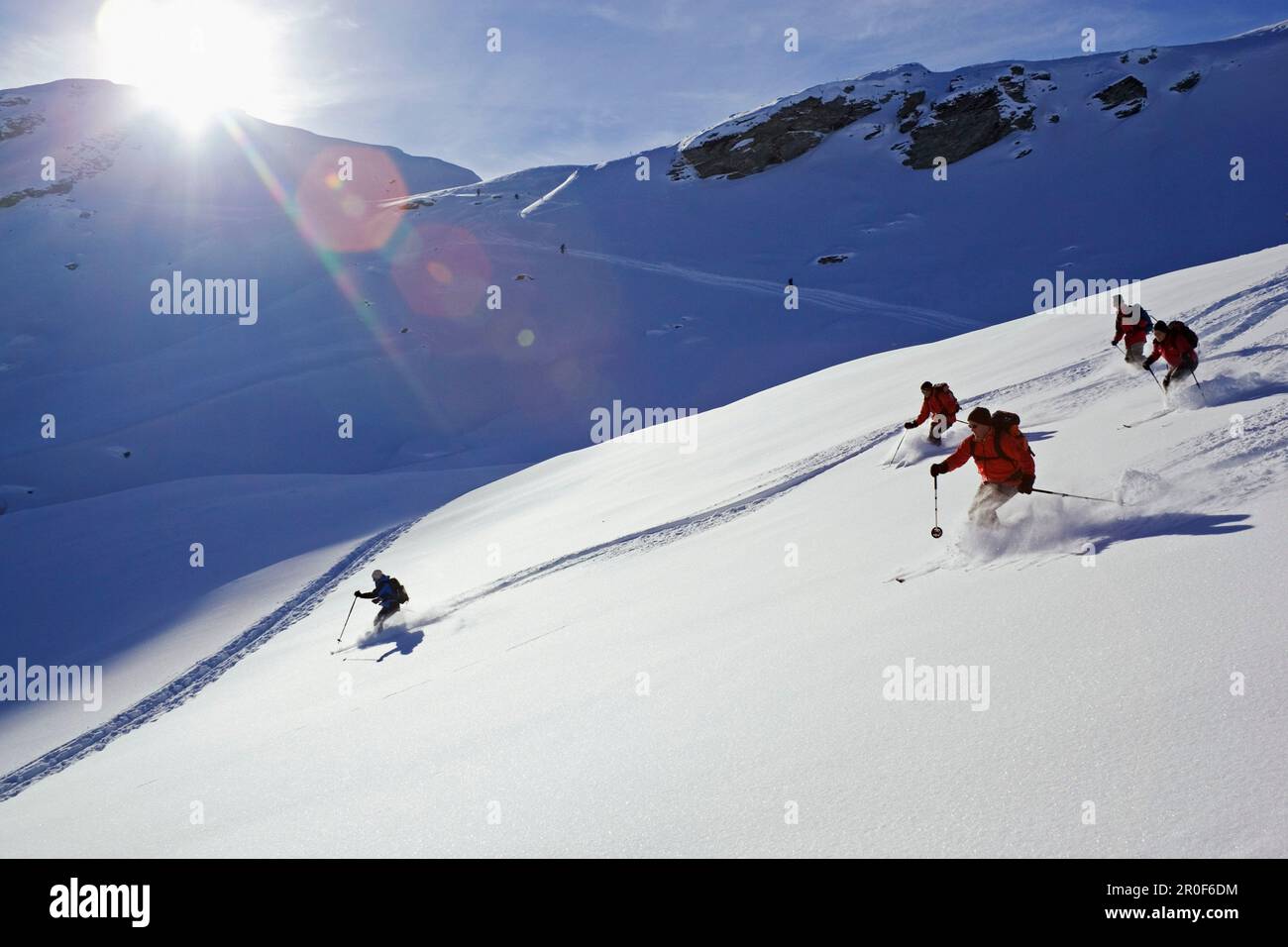 Kleine Gruppe von Skifahrern, die auf Pulverschnee einen Berg hinabfahren, Safiental, Graubuenden, Grisons, Schweiz, Alpen Stockfoto