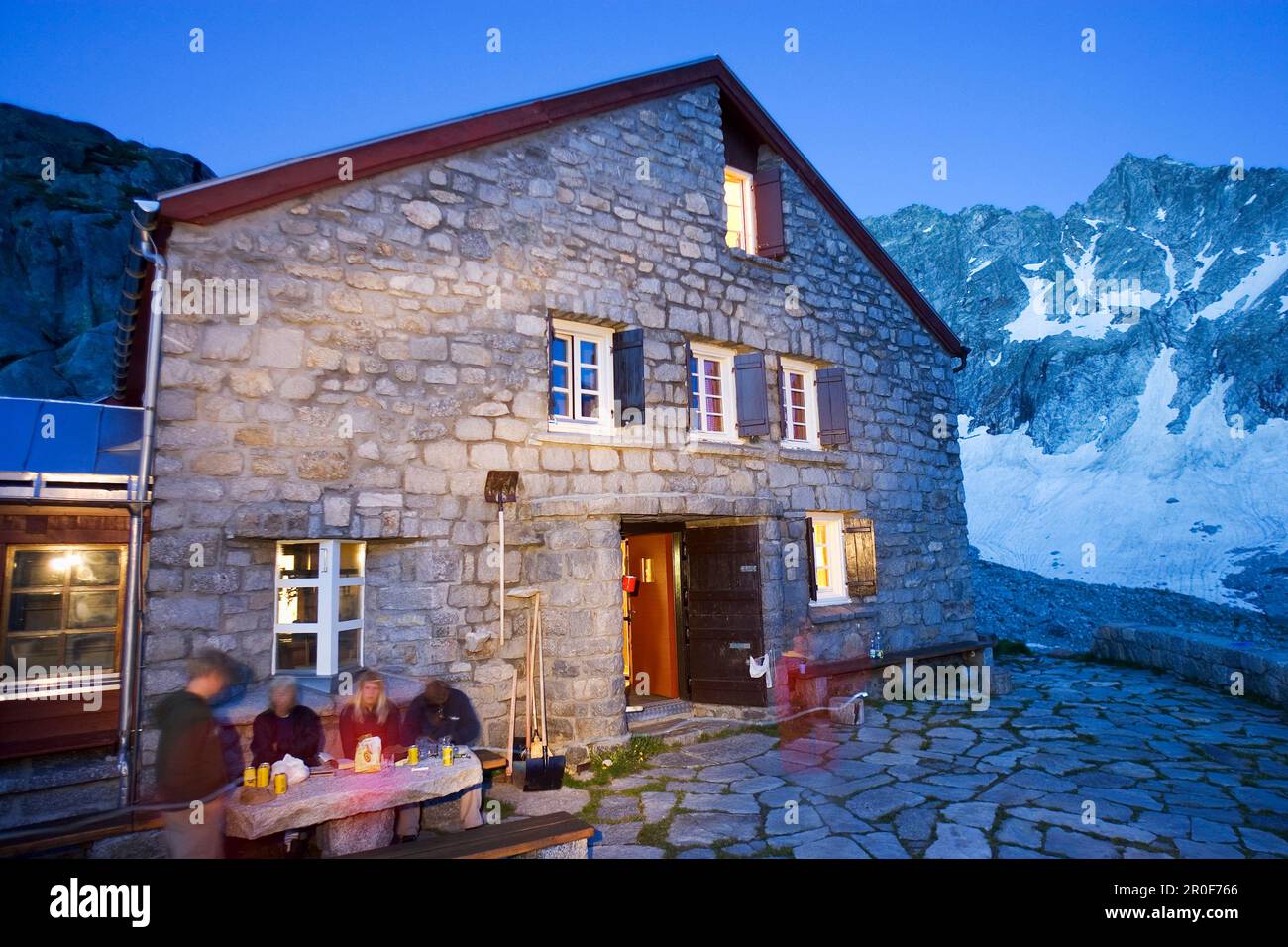 Abend vor einer Berghütte, Forno Hütte, SAC, Schweizer Alpenclub, Bergell, Bregaglia, Graubuenden, Grisons, Schweiz, Alpen Stockfoto