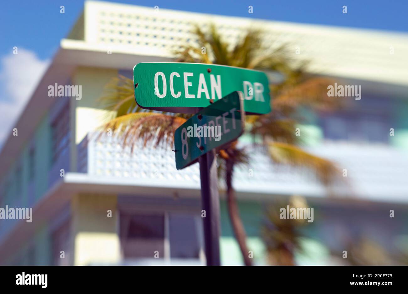 Ocean Drive, Straßenschild an Kreuzung mit 8. Street, Building of News Cafe Stockfoto Ocean Drive, Straßenschild an Kreuzung mit 8. Street, Building of News Cafe Stockfoto
