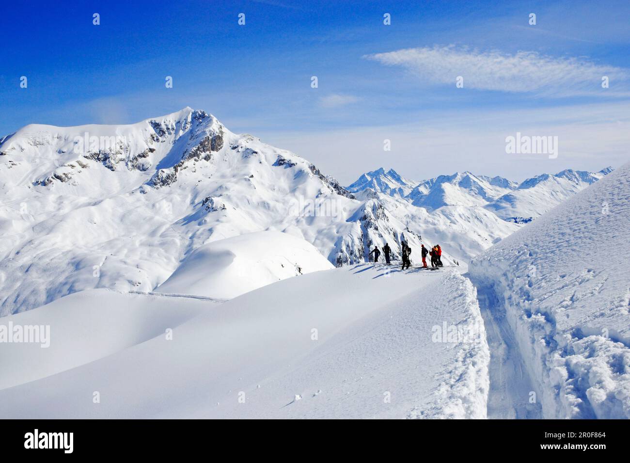 Eine Gruppe von Skifahrern steht im abgelegenen Tiefschnee-Skigebiet von Lech Zuers am Arlberg. Lech Zuers, Zürs, Arlberg, Österreich, Alpen, Europa. Stockfoto