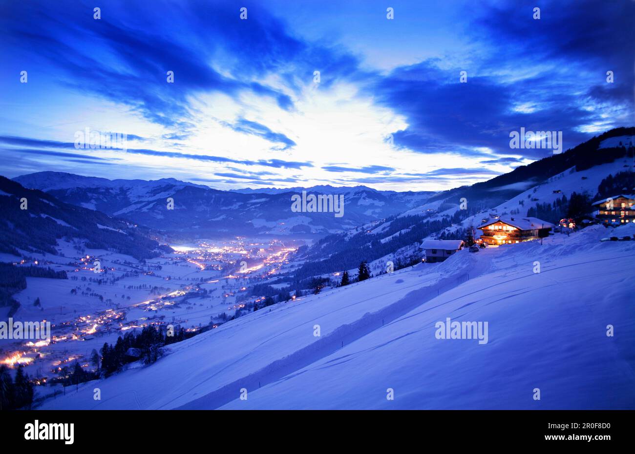 Panoramablick auf Brixen Valley von Niedling in der Dämmerung, Niedling, Brixen im Thale, Alpen, Tirol, Österreich Stockfoto