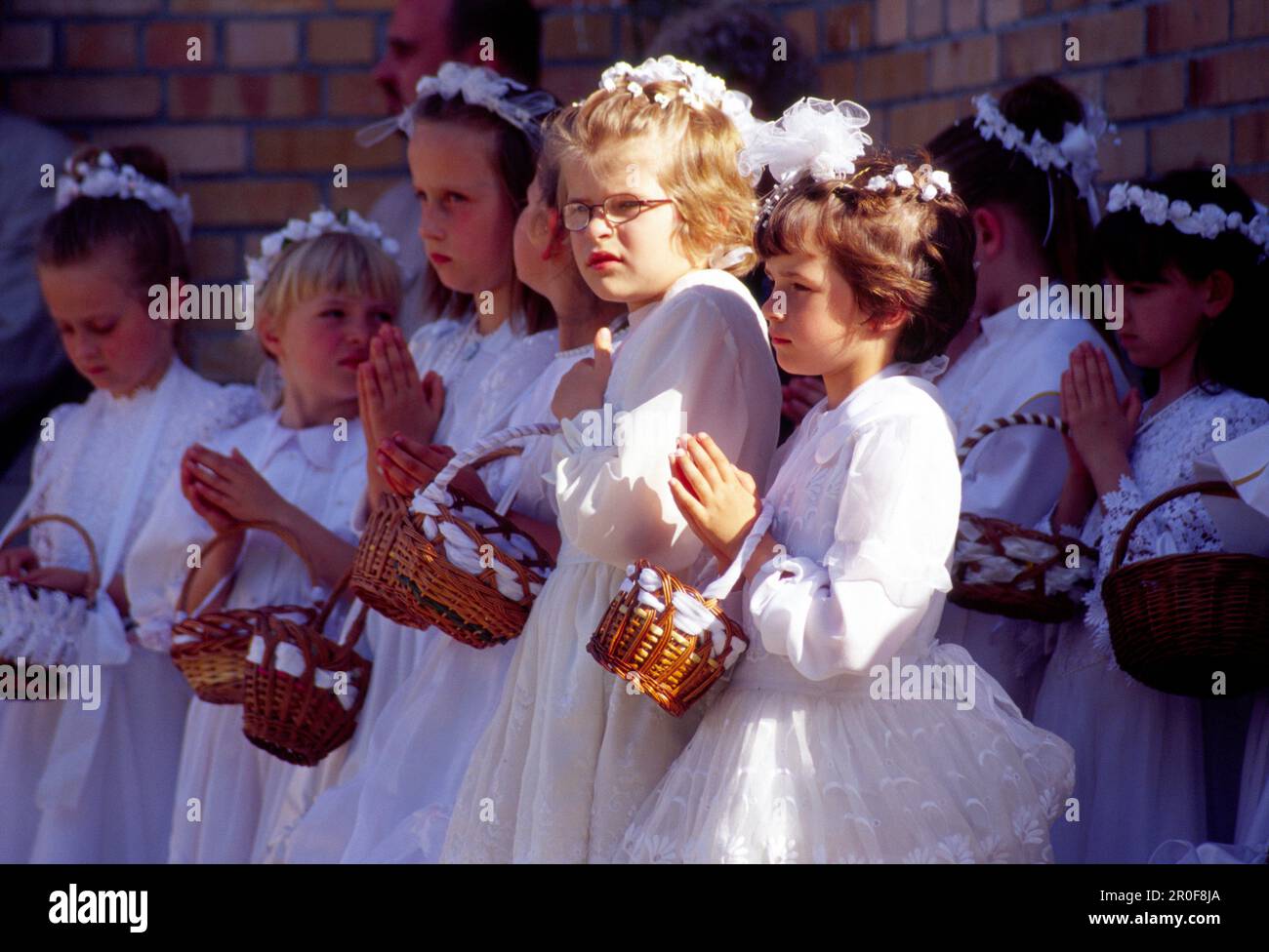 Junge Mädchen während der Prozession auf Blumenteppichen für Corpus Christi in Spicimierz bei Lodz, Polen Stockfoto