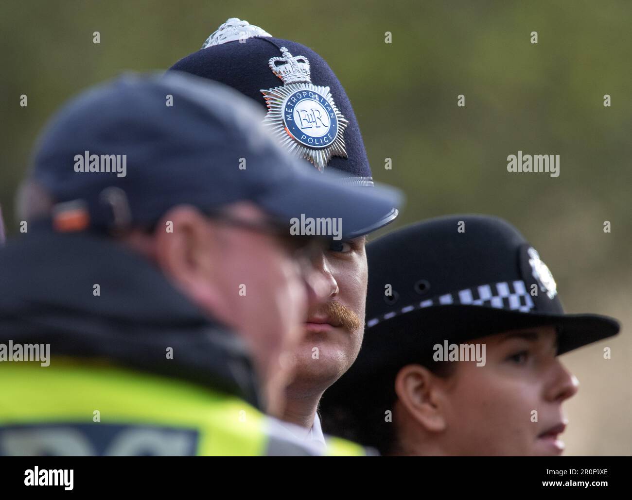 Westminster, London, Großbritannien. 6. Mai 2023 Trotz starker Regenfälle versammelten sich Tausende in London, um die Krönung von König Karl III. A zu feiern Stockfoto