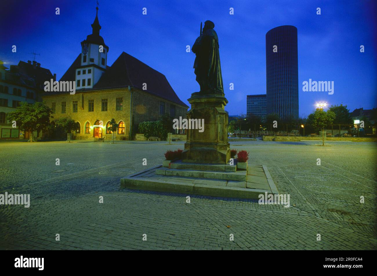 Blick über den Marktplatz mit John Frederick I Monument, Rathaus und JenTower im Hintergrund bei Nacht, Jena, Thüringen, Deutschland Stockfoto