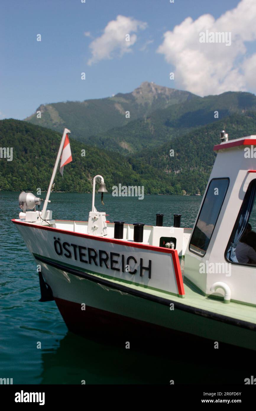 Ein Motorboot auf dem Wolfgangsee, Salzburg, Österreich Stockfoto