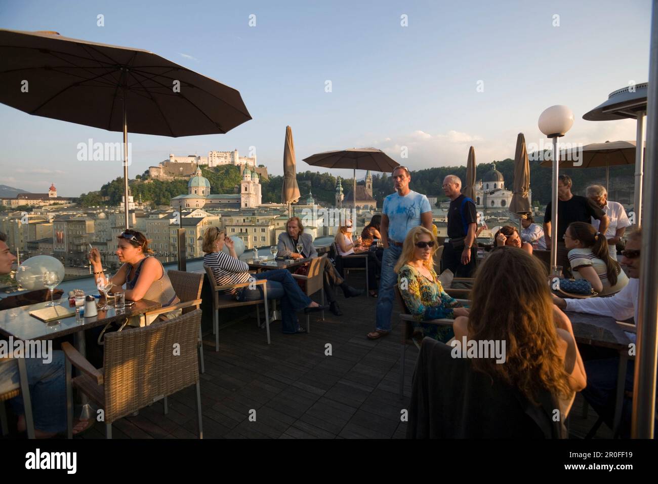 Gäste sitzen auf der Dachterrasse des Restaurants Hotel Stein, Panoramablick über die Altstadt mit Salzburger Dom, Franziskanerkirche, Kollegialkirche, Bui Stockfoto