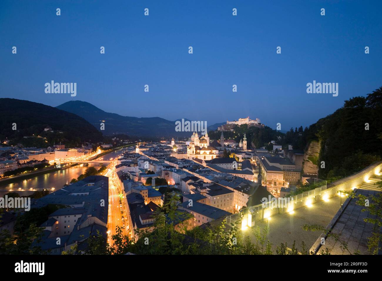 Panoramablick über Salzburg mit Salzach, Festung Hohensalzburg, größte, vollständig erhaltene Festung in Mitteleuropa, Salzburger Dom, Franziskaner Stockfoto