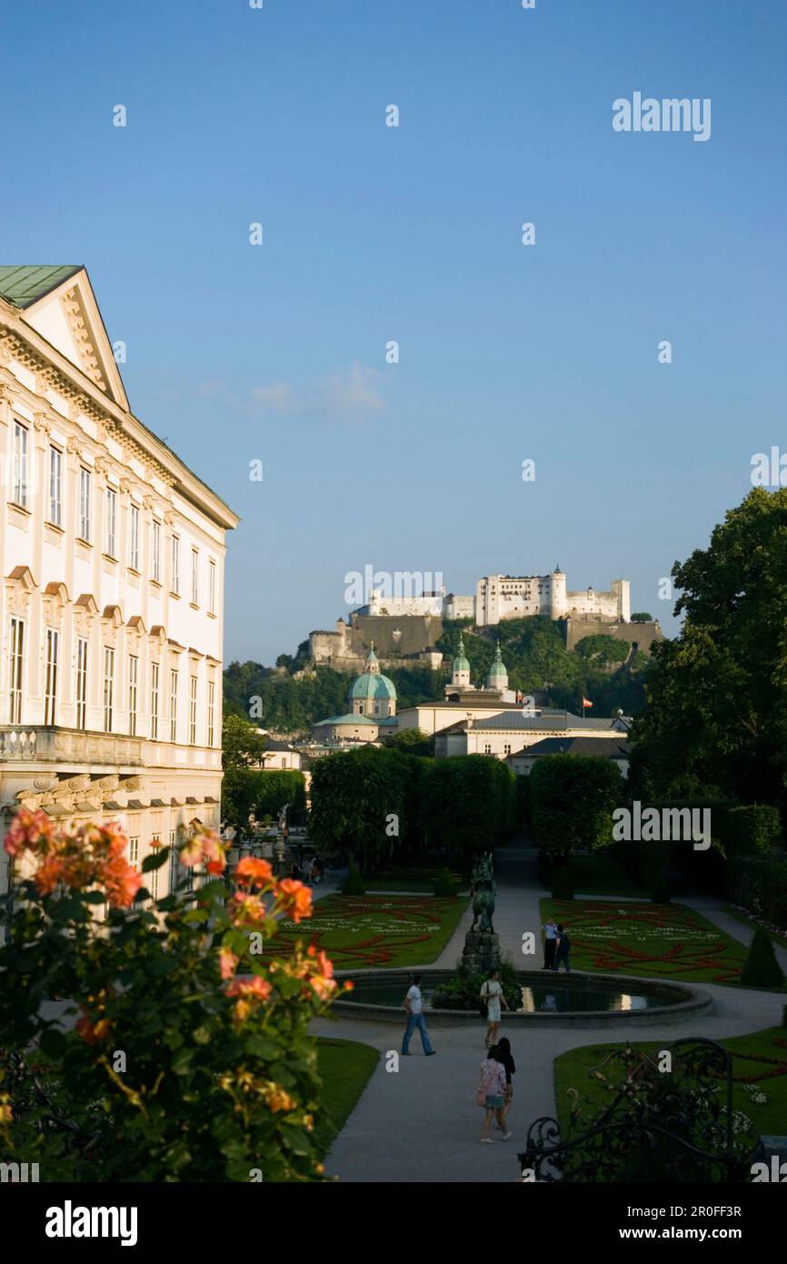 Blick über Schloss Mirabell und Garten zur Festung Hohensalzburg, der größten, vollständig erhaltenen Festung in Mitteleuropa, Salzburg, Salzburg, Österreich Stockfoto
