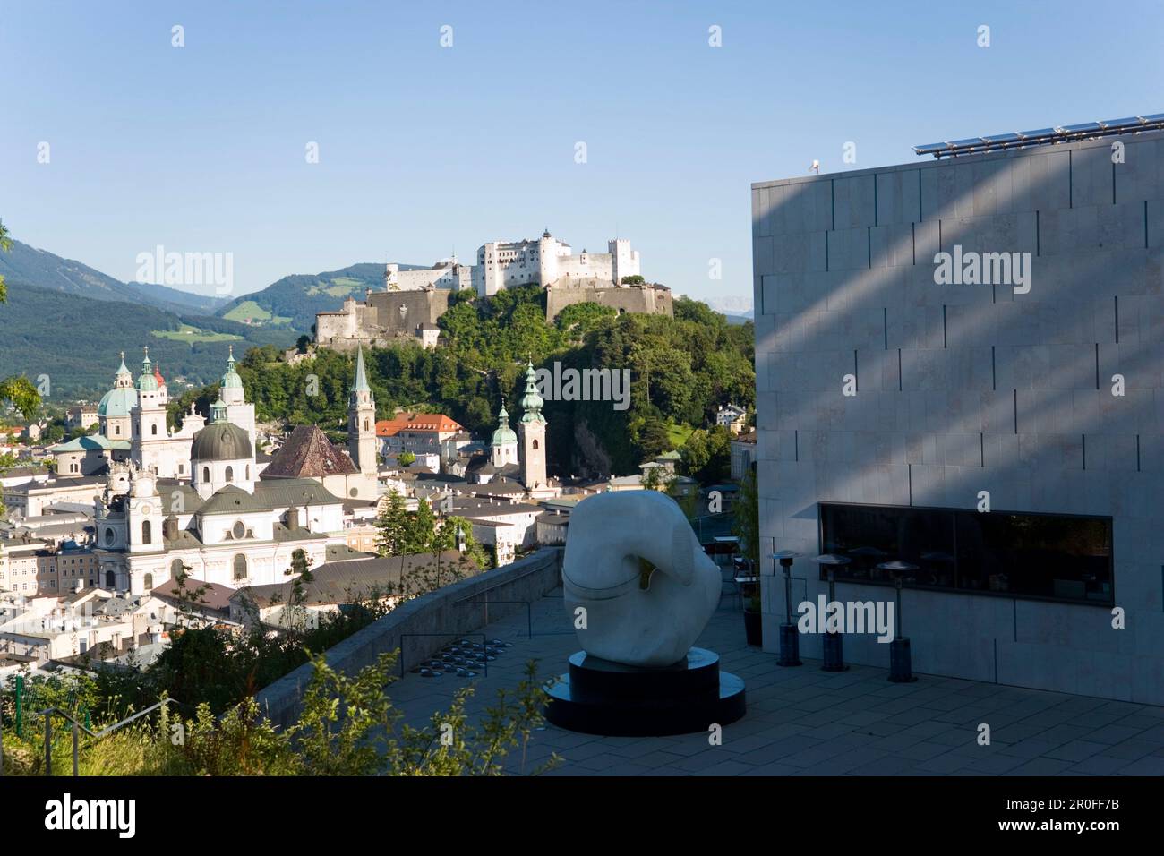 Blick vom Museum of Modern Art über die Kollegialkirche, erbaut von Johann Bernhard Fischer von Erlach, Franziskanerkirche und St. Peters Erzabtei nach Hoh Stockfoto