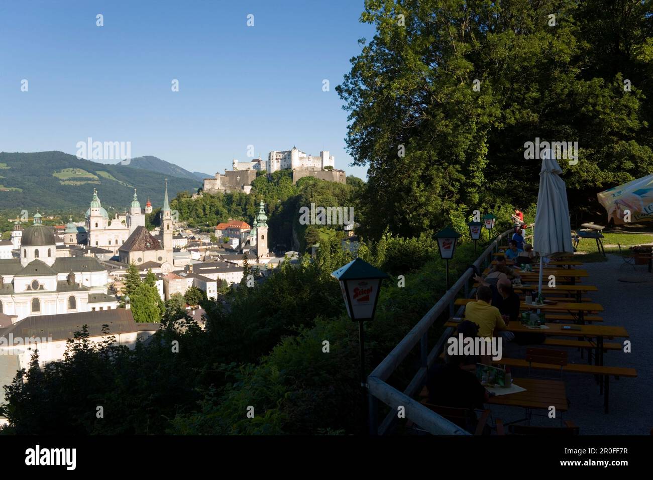 Blick von der Terrasse des Restaurants Stadtalm über die Altstadt mit Hohensalzburg, der größten, vollständig erhaltenen Festung in Mitteleuropa, Salzburg Stockfoto