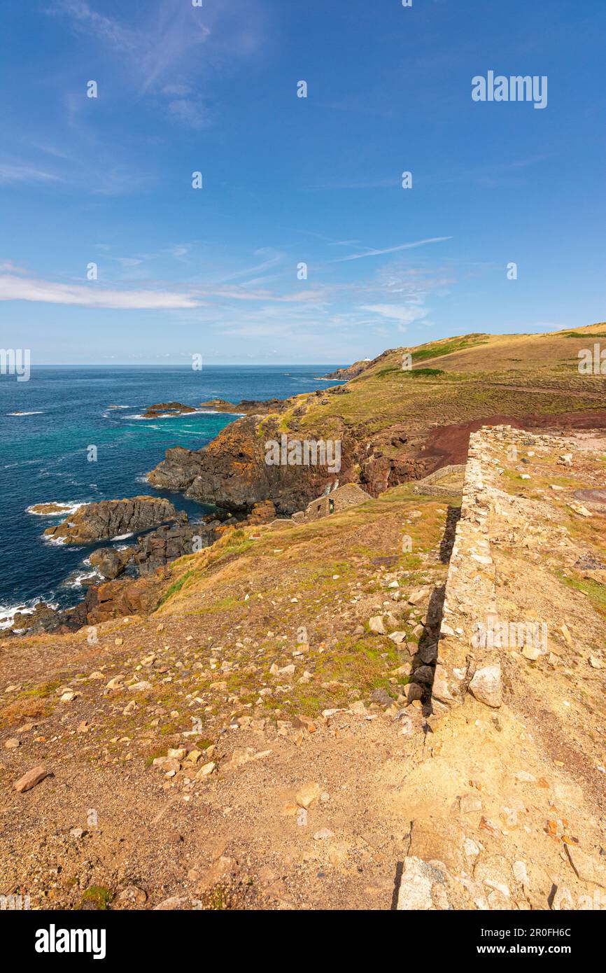 Ruinen der Tin Mine Industrie an der nördlichen Küste von Cornwall - Boscaswell Cliffs, nahe Pendeen - Cornwall, Großbritannien. Stockfoto