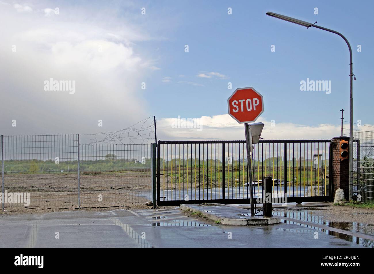 Stoppschild vor einem Tor, Ruhrort, Duisburg, Nordrhein-Westfalen, Deutschland Stockfoto