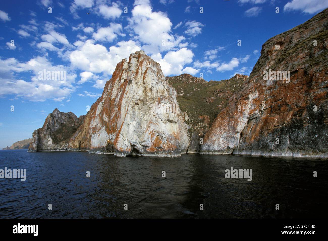 Rote Felsen von Sagan Kushun, Baikal-See, Sibirien, Russland Stockfoto