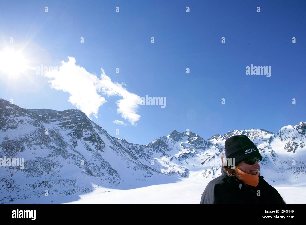 Frau auf der Terrasse, Lazaun Upper Station, schnals Valley, südtirol, Italien Stockfoto