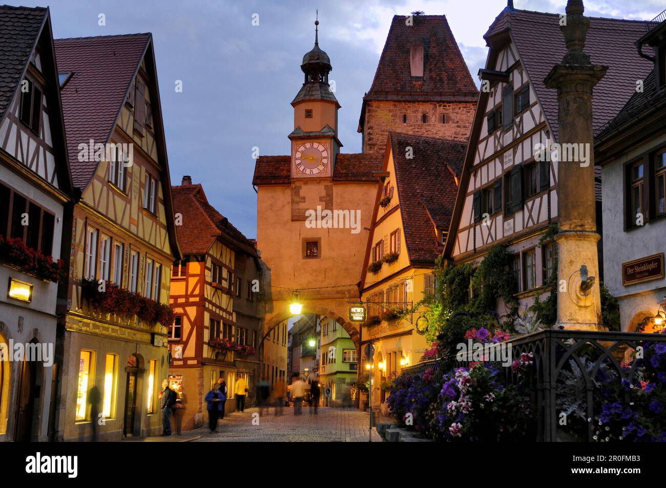 Markusturm und Roder Arch am Abend, Rothenburg ob der Tauber, Franken, Bayern, Deutschland Stockfoto