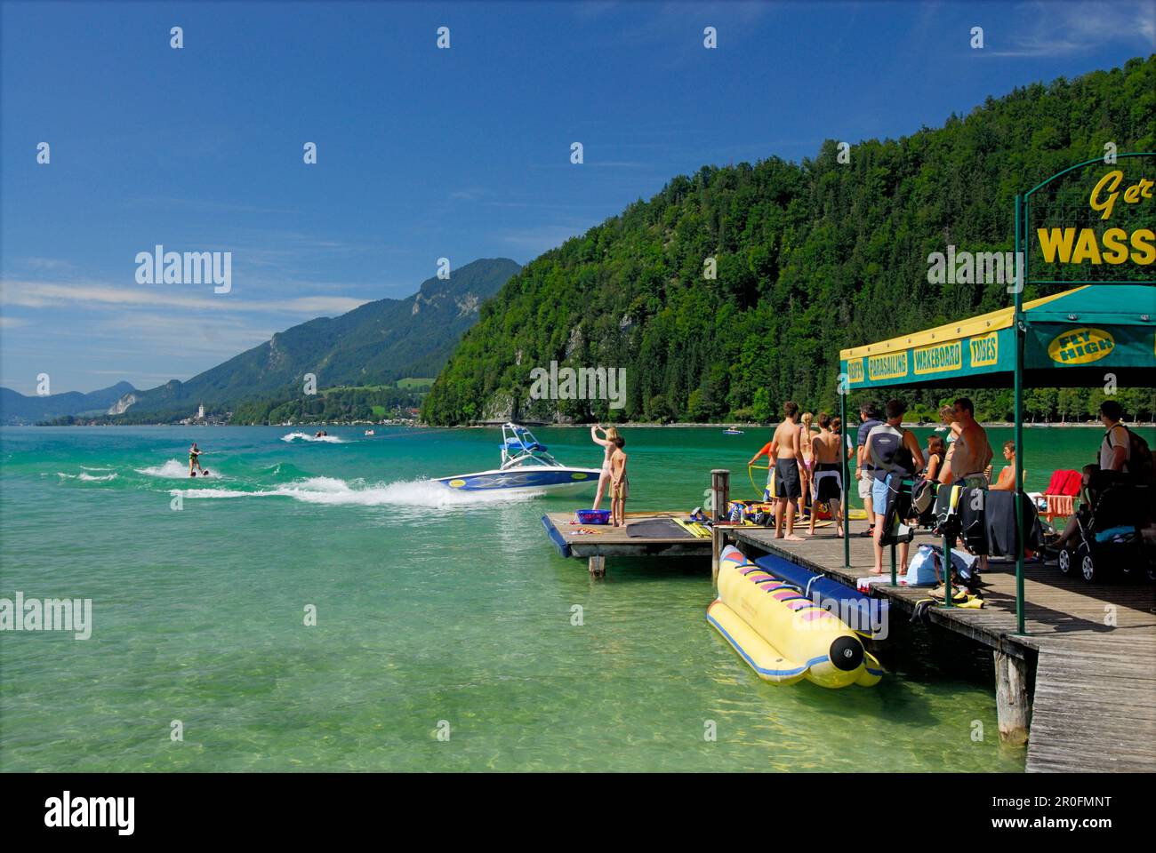 Anlegestelle der Wasserski-Schule am See Abersee (Wolfgangsee), Salzkammergut, Salzburg, Österreich Stockfoto