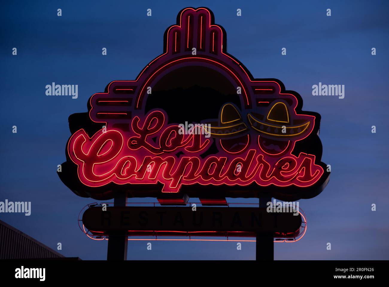 Neonschild mit roter Schrift für Los Compadres, ein mexikanisches Restaurant in der Altstadt von Albuquerque, New Mexico, USA. Stockfoto