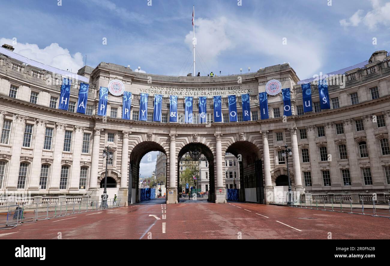 Fröhliche und glorreiche Banner über dem Admiralitätsbogen zur Gedenkfeier der Krönung von König Karl III. Und Königin Camilla Stockfoto