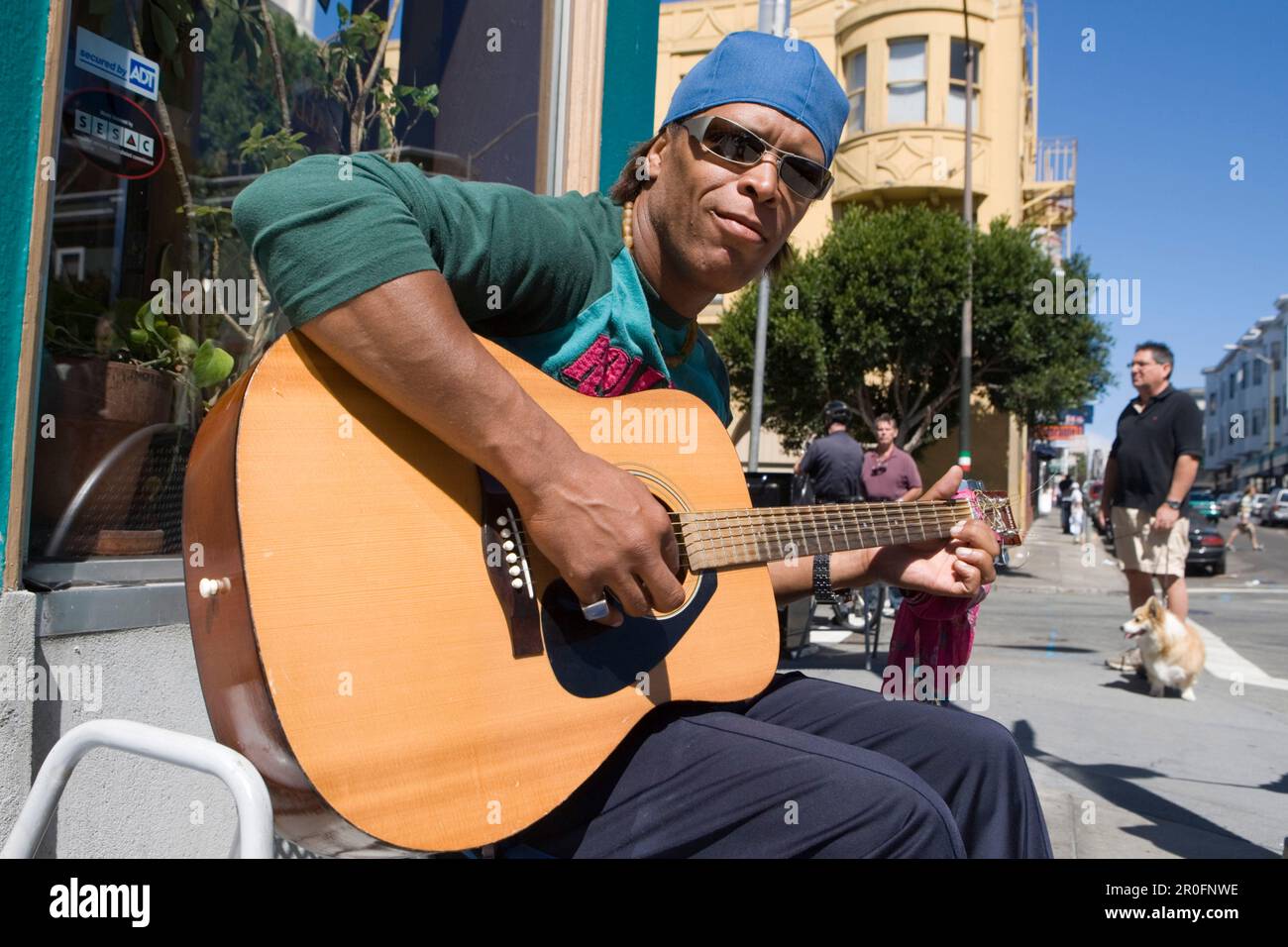 Mann spielt Gitarre außerhalb Caffe Trieste, North Beach, San Francisco, Kalifornien, USA Stockfoto