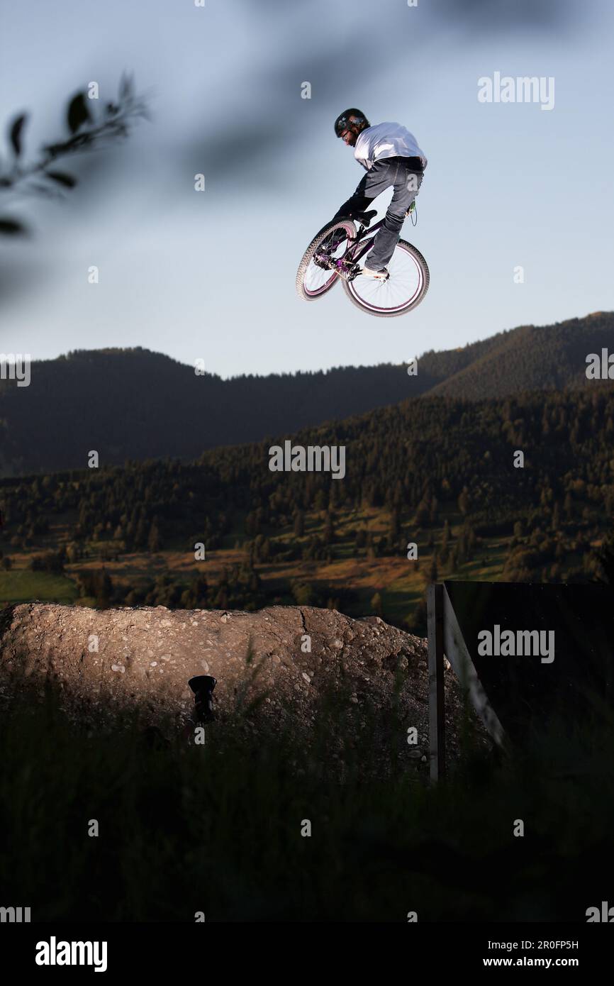 Mountainbiker-Sprung, Oberammergau, Bayern, Deutschland Stockfoto