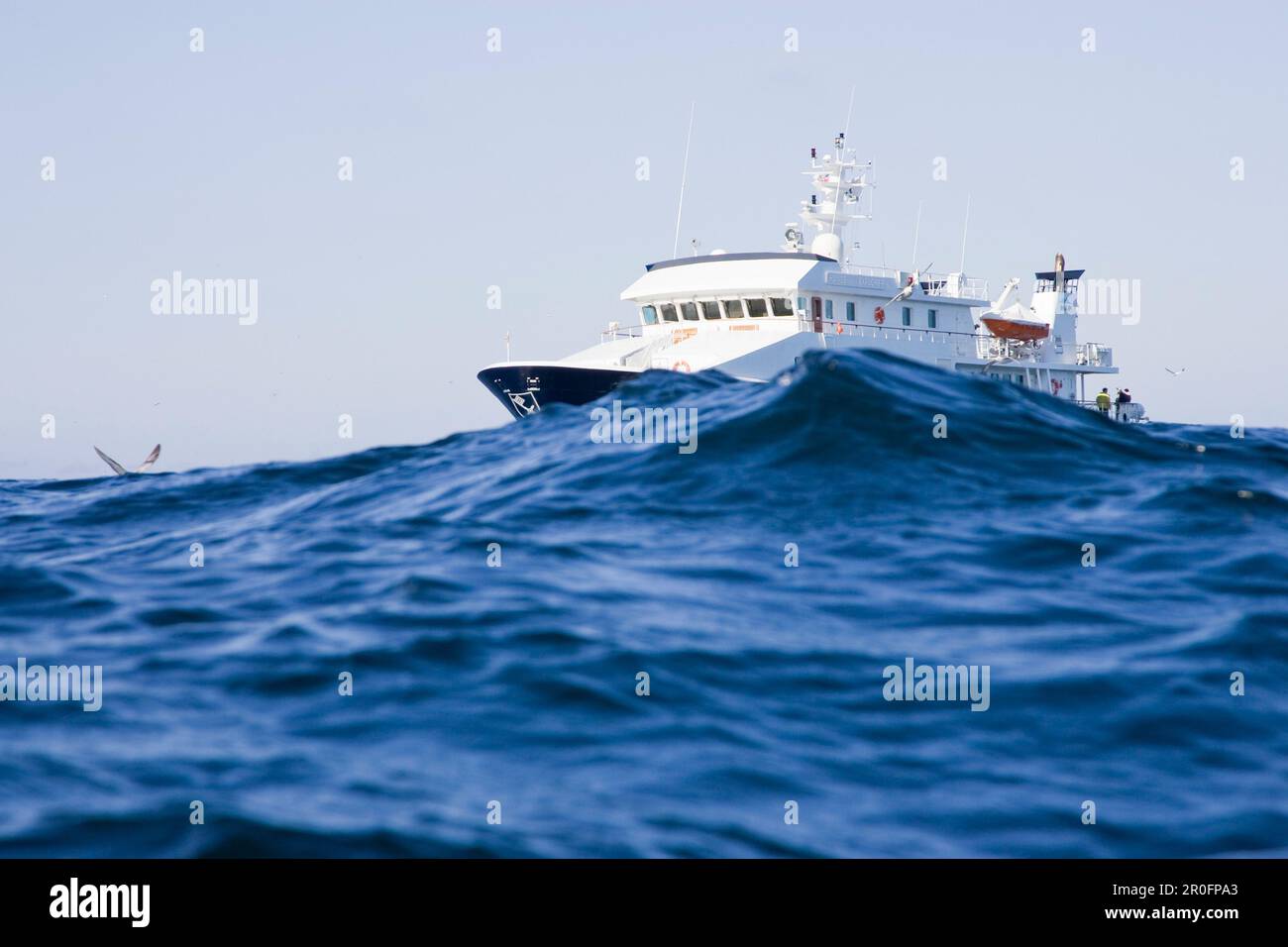 Ein Schiff hinter einer Hochwelle, die Yacht Hanse Explorer, Shetland Islands, Schottland, Großbritannien Stockfoto