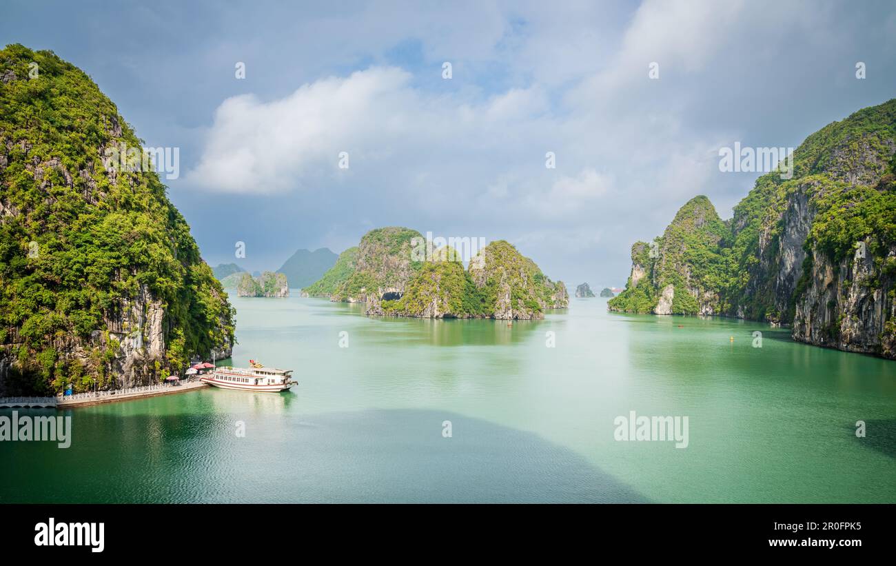 Wunderschöne Kalkstein-Karstinseln der Ha Long Bay in Vietnam Stockfoto