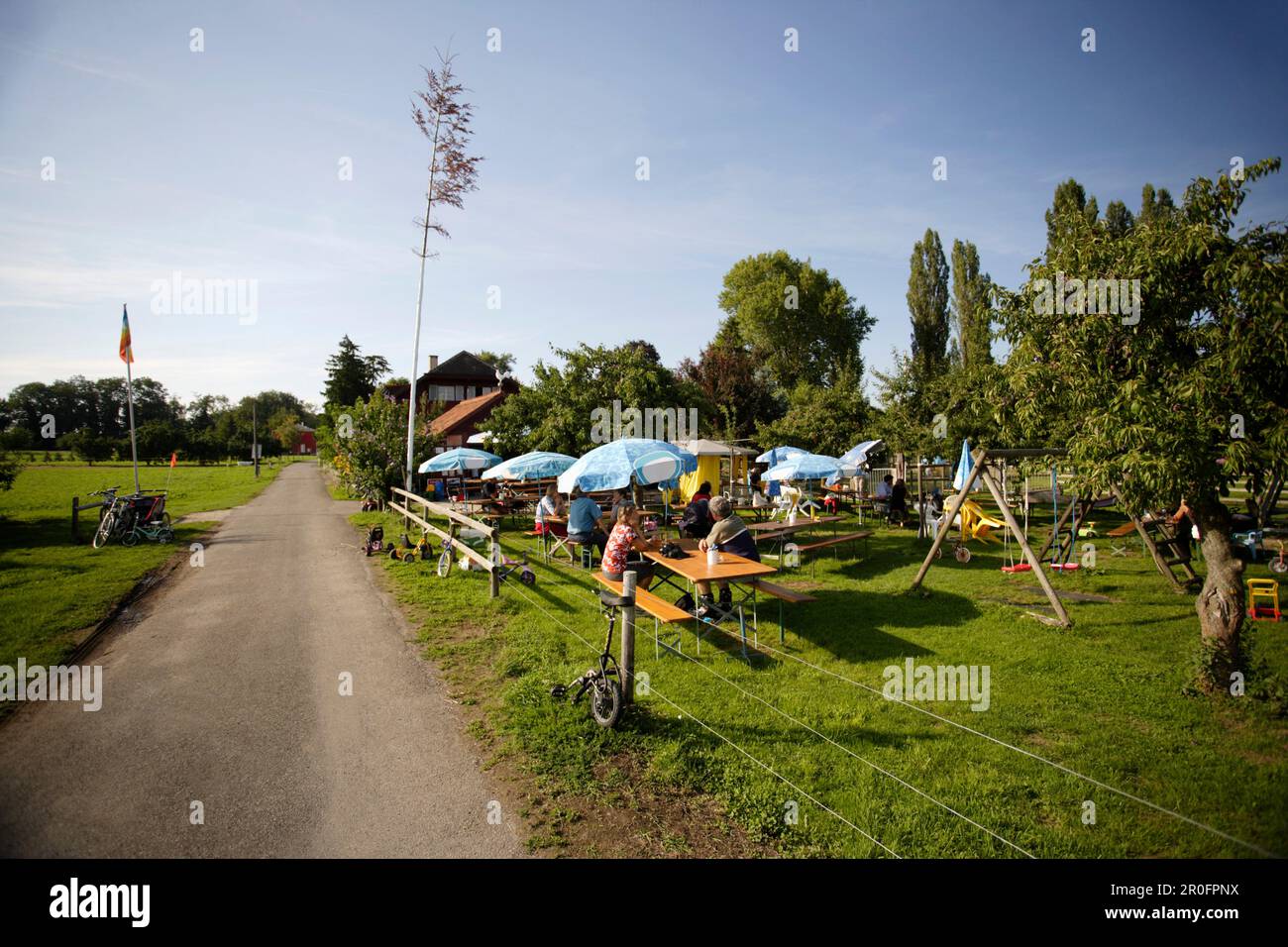 Gäste sitzen im Garten des Restaurants Sunnehuesli, Guettingen, Kanton Thurgau, Schweiz Stockfoto