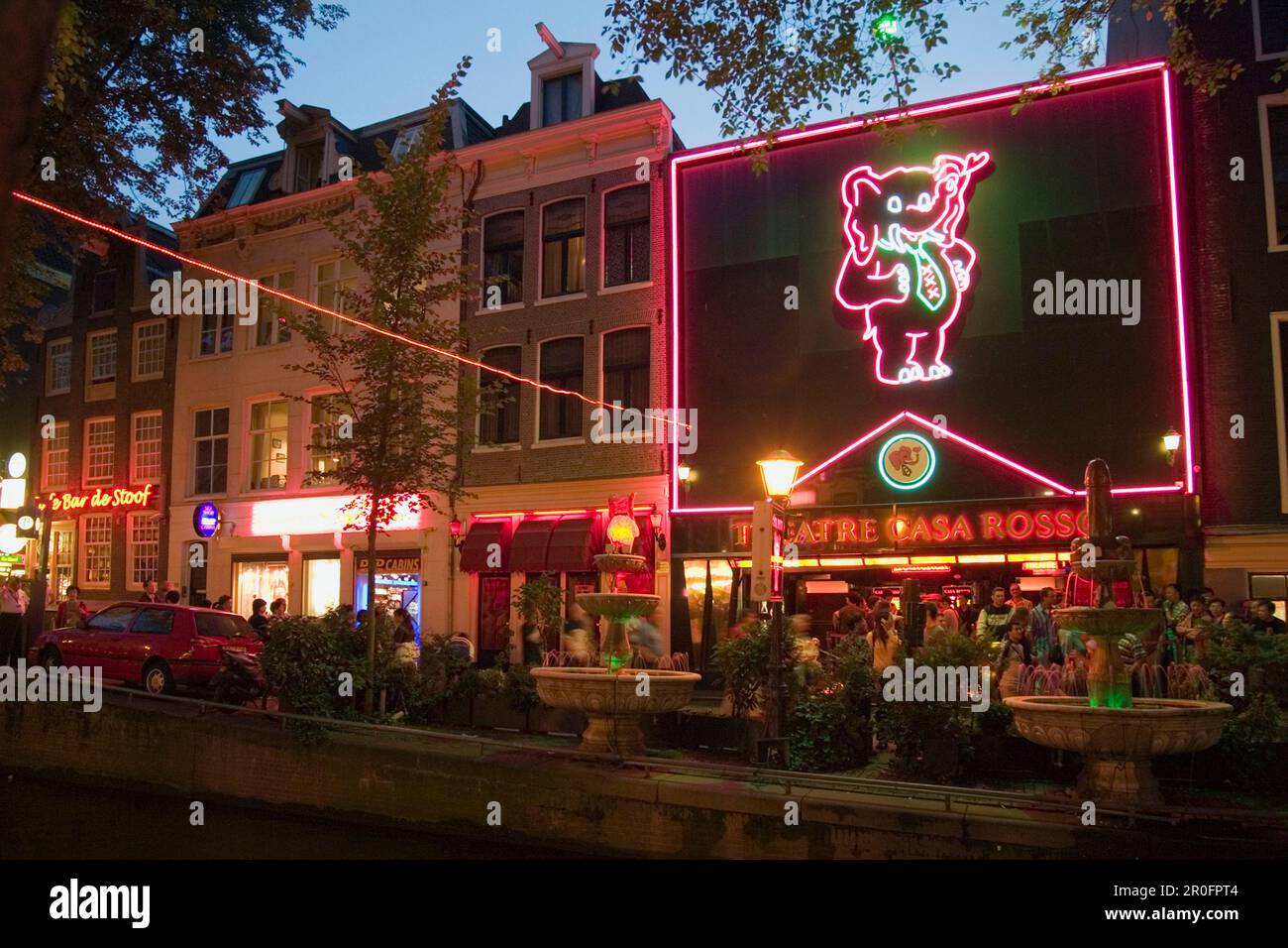Amsterdam, Gracht in der Dämmerung, Rotlichtviertel, Casa Rosso Stockfoto
