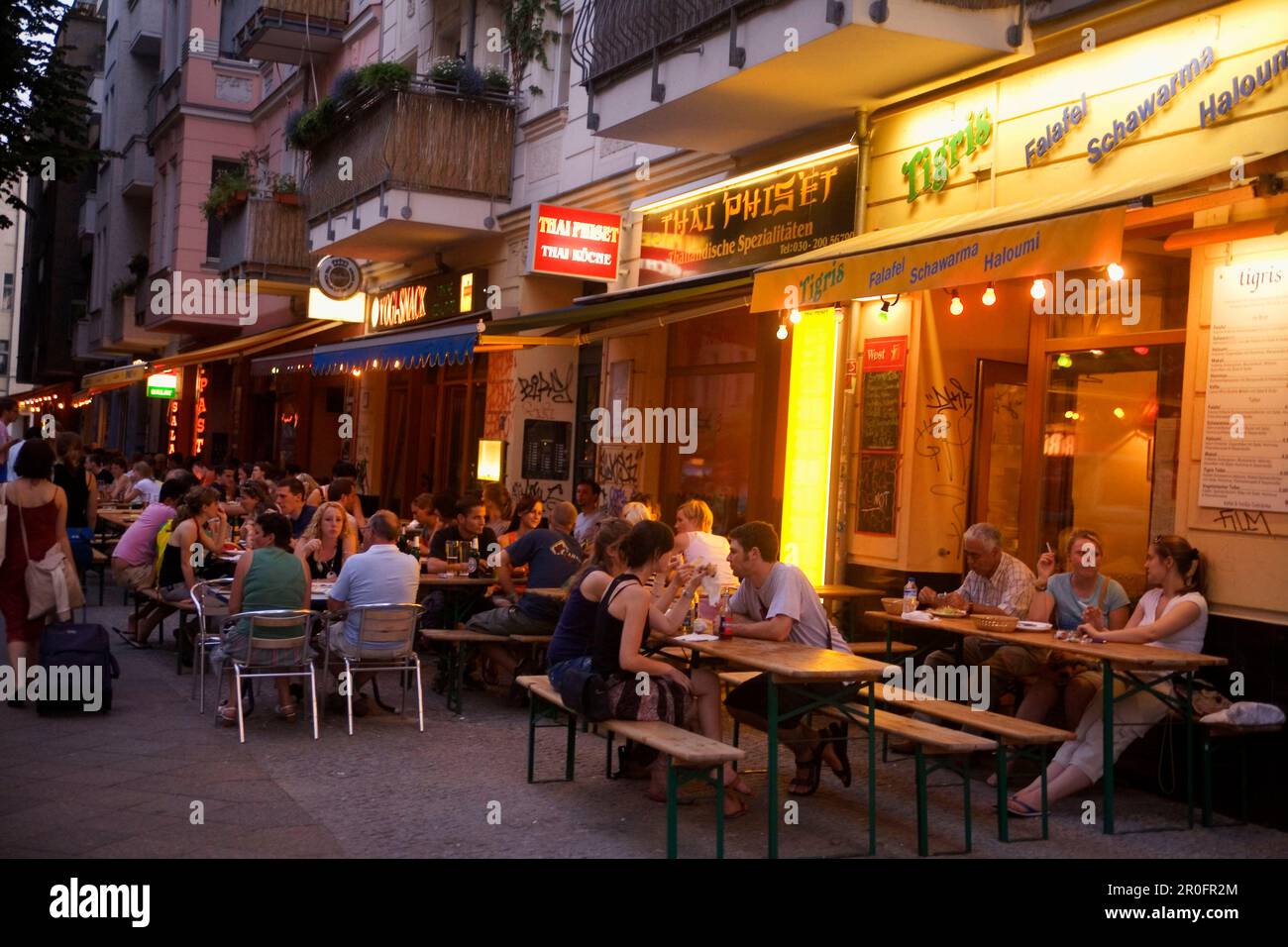 Berlin Friedrichshain, Simon Dach Straße, Straßencafés, Restaurants, Bars, junge Leute Stockfoto