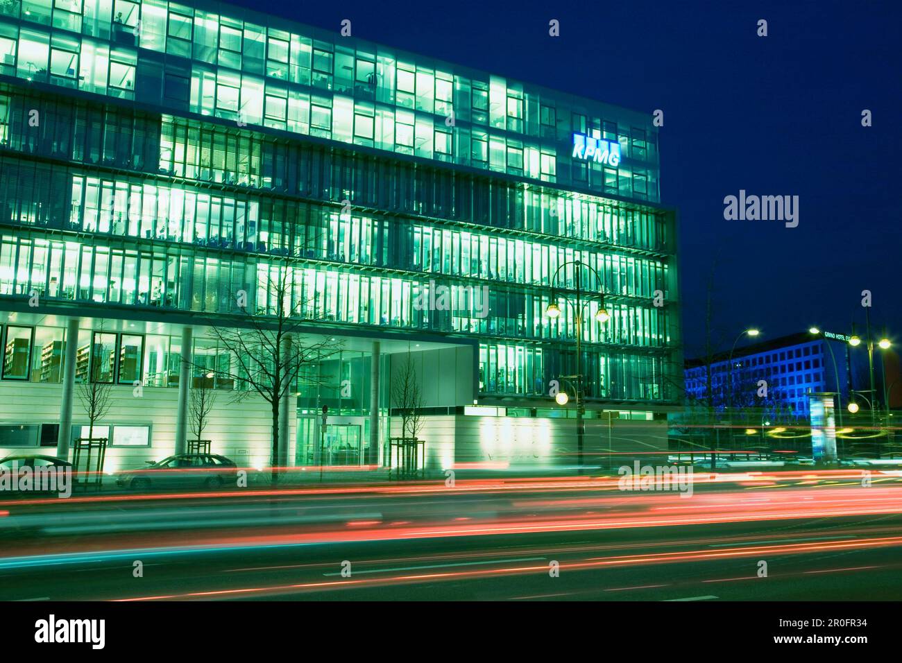 Berlin-KPMG Hauptsitz in Tiergarten in der Abenddämmerung Stockfoto