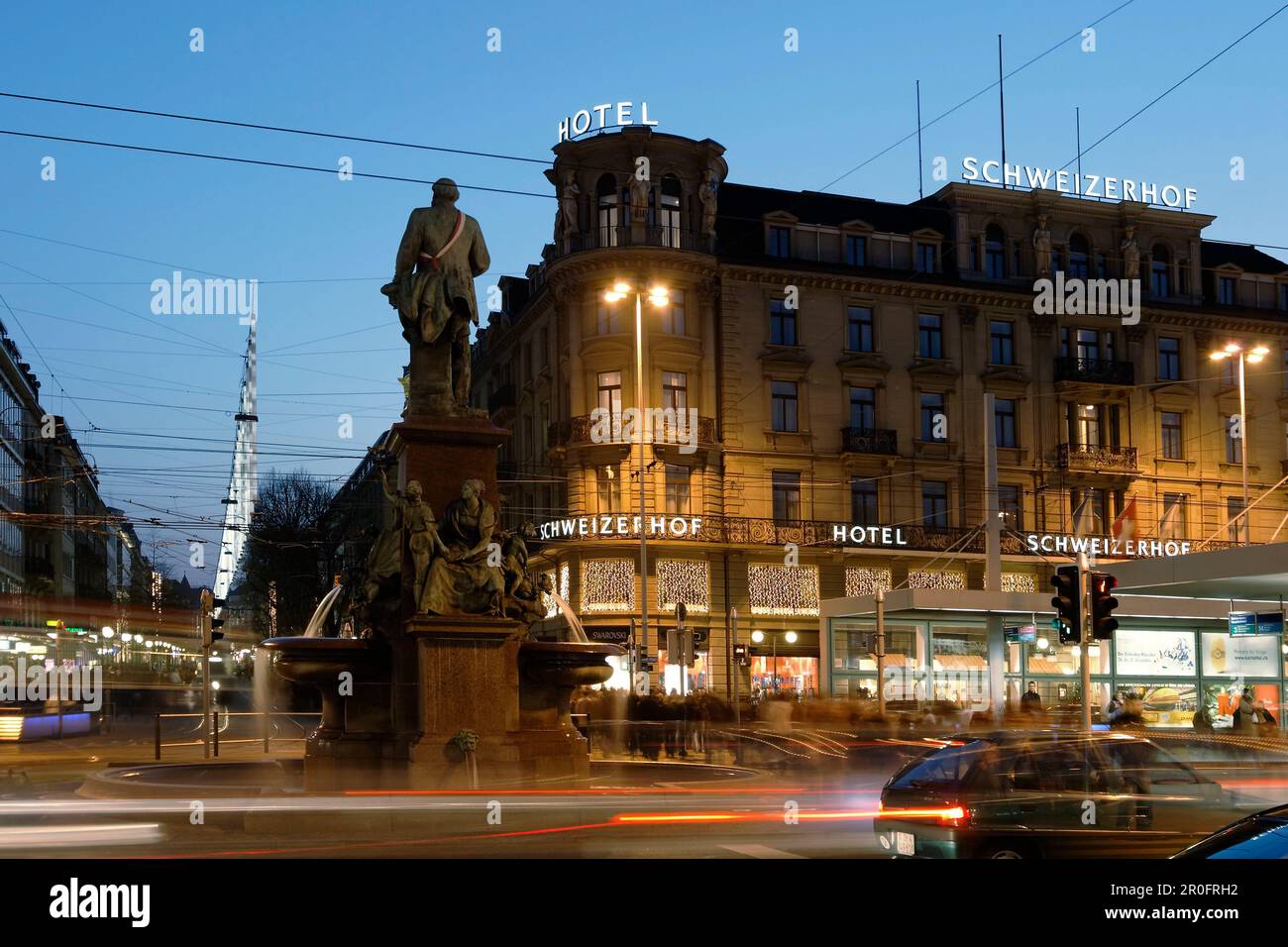 Schweiz, Zürich, Blick vom Bahnhof an der Bahnhofstraße in der Abenddämmerung. Chistmas Illumination Stockfoto