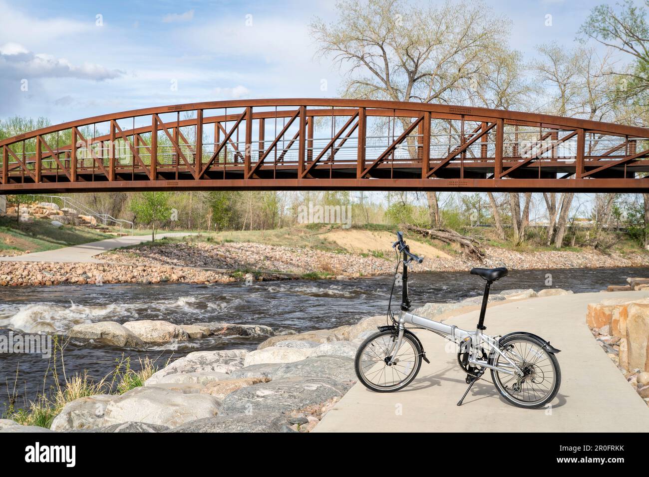 Leichtes Klappfahrrad im Wildwasserpark am Poudre River in der Innenstadt von Fort Collins, Colorado, im Frühling Stockfoto