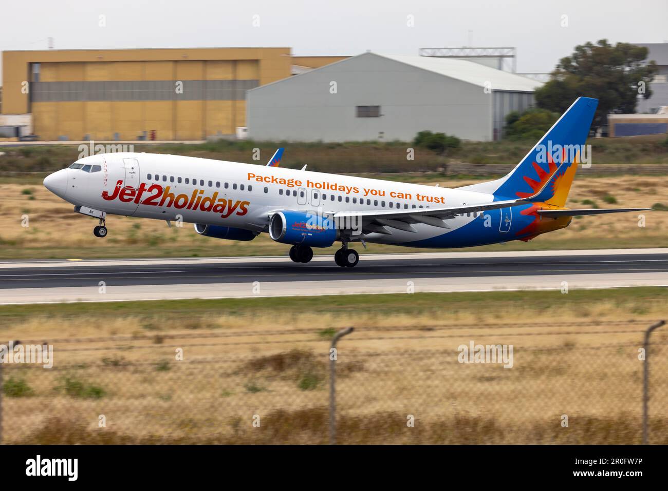 Jet2 Holiday Boeing 737-800 (REG: G-JZBS) startet von Landebahn 13. Stockfoto