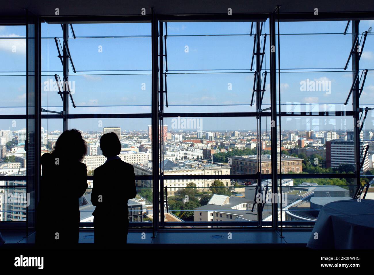 Zwei Menschen genießen den Blick über die Stadt Berlin, Deutschland Stockfoto