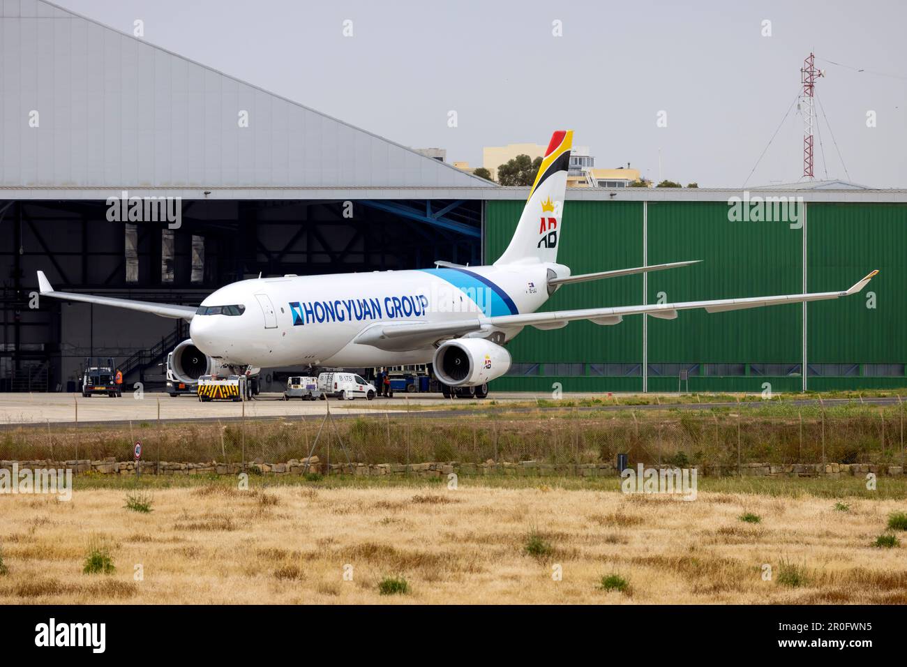 Air Belgium Airbus A330-243(P2F) (REG: OE-LAJ) frisch aus der Lackiererei, bereit zum Abschleppen auf die Schürze 9. Stockfoto