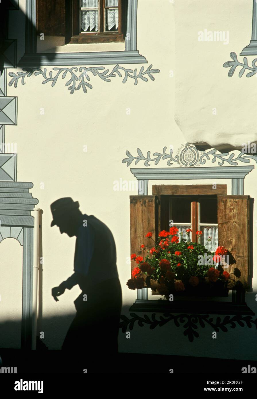 Schatten eines alten Mannes an der Hausmauer, Bergun/Bravuogn, Grisons, Schweiz Stockfoto