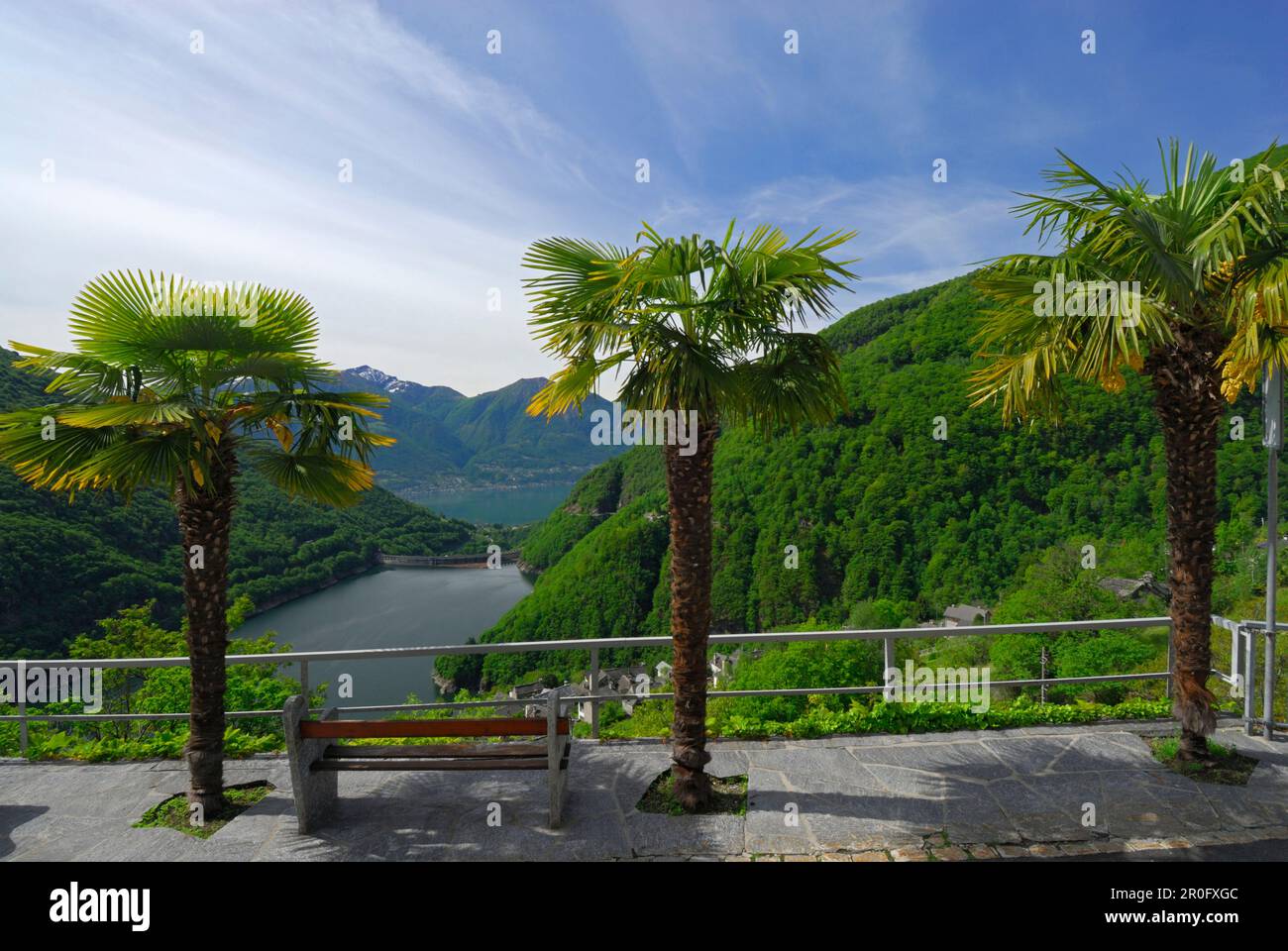 Blick auf Lago di Vogorno mit Lago Maggiore im Hintergrund, Mergoscia, Tessin, Schweiz Stockfoto
