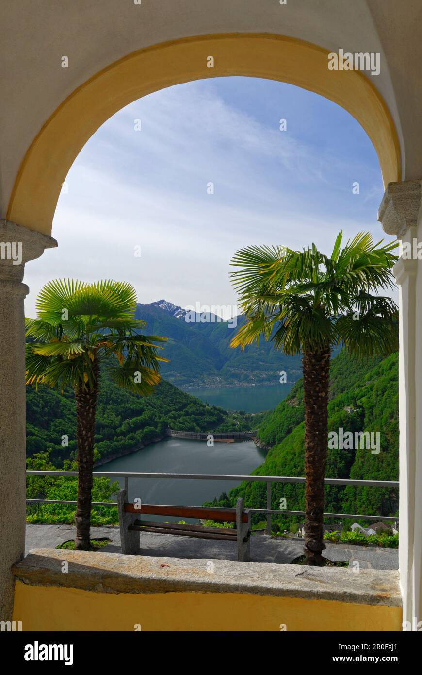 Blick durch einen Torbogen zum Lago di Vogorno mit Lago Maggiore im Hintergrund, Mergoscia, Tessin, Schweiz Stockfoto