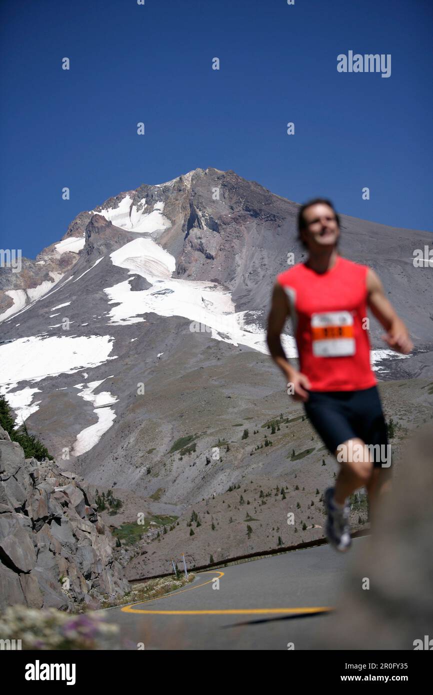 Runner, Hood to Coast Relay, Mount Hood im Hintergrund, Oregon, USA Stockfoto