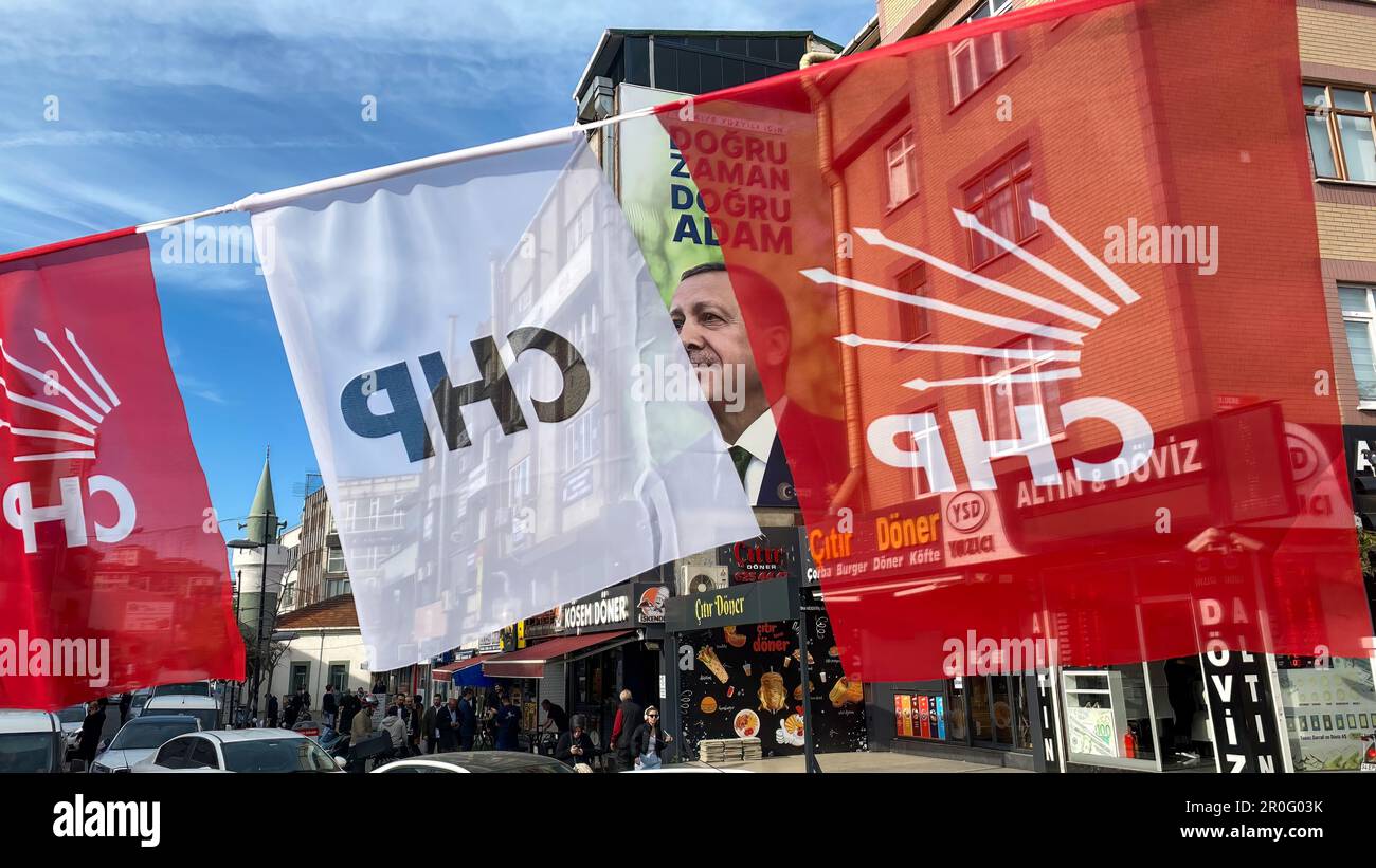 Eyup, Istanbul, Türkei - 07.Mai 2023: Bild von Erdogan hinter Flaggen der KWK, republikanische Volkspartei, politisch für die Wahlen im Mai 2023 Stockfoto