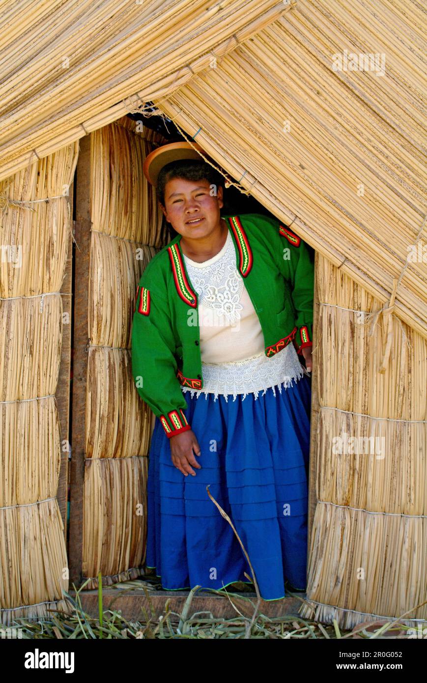 Indigene Frau der Uros Menschen vor einem Riff Hütte, Titicacasee, Peru, Südamerika Stockfoto