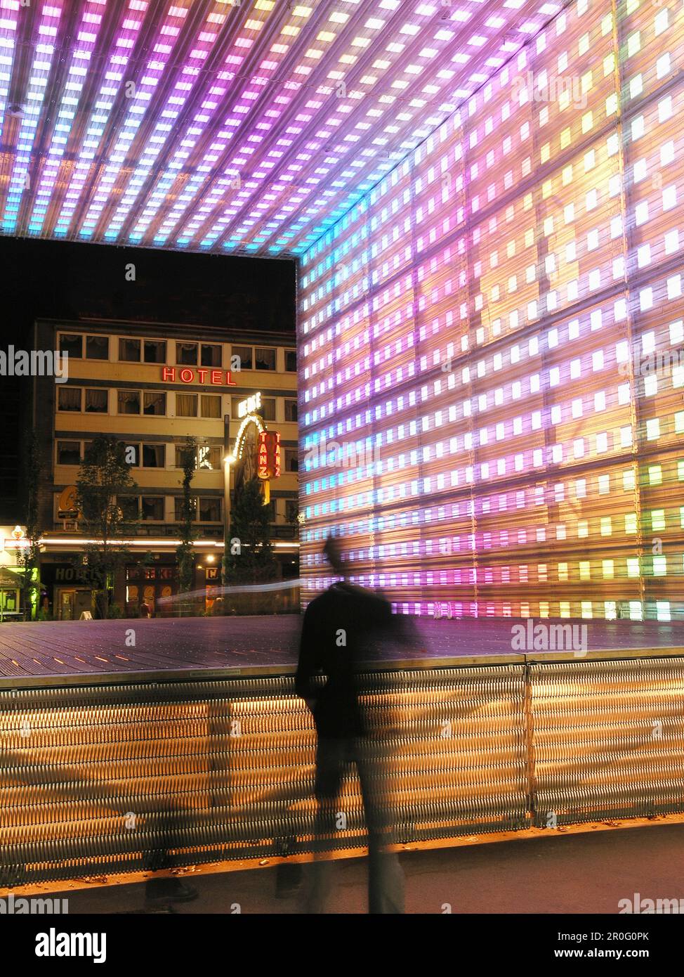 Bühne am Spielbudenplatz mit Café Keese im Hintergrund, Hamburg Stockfoto