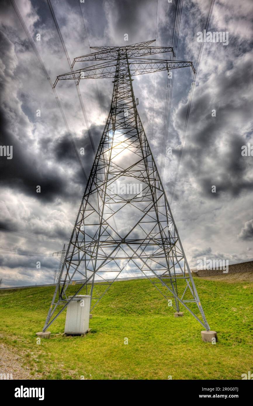Wolkiger Himmel und Elektrizitätspylon, Deutschland, München, Bayern Stockfoto