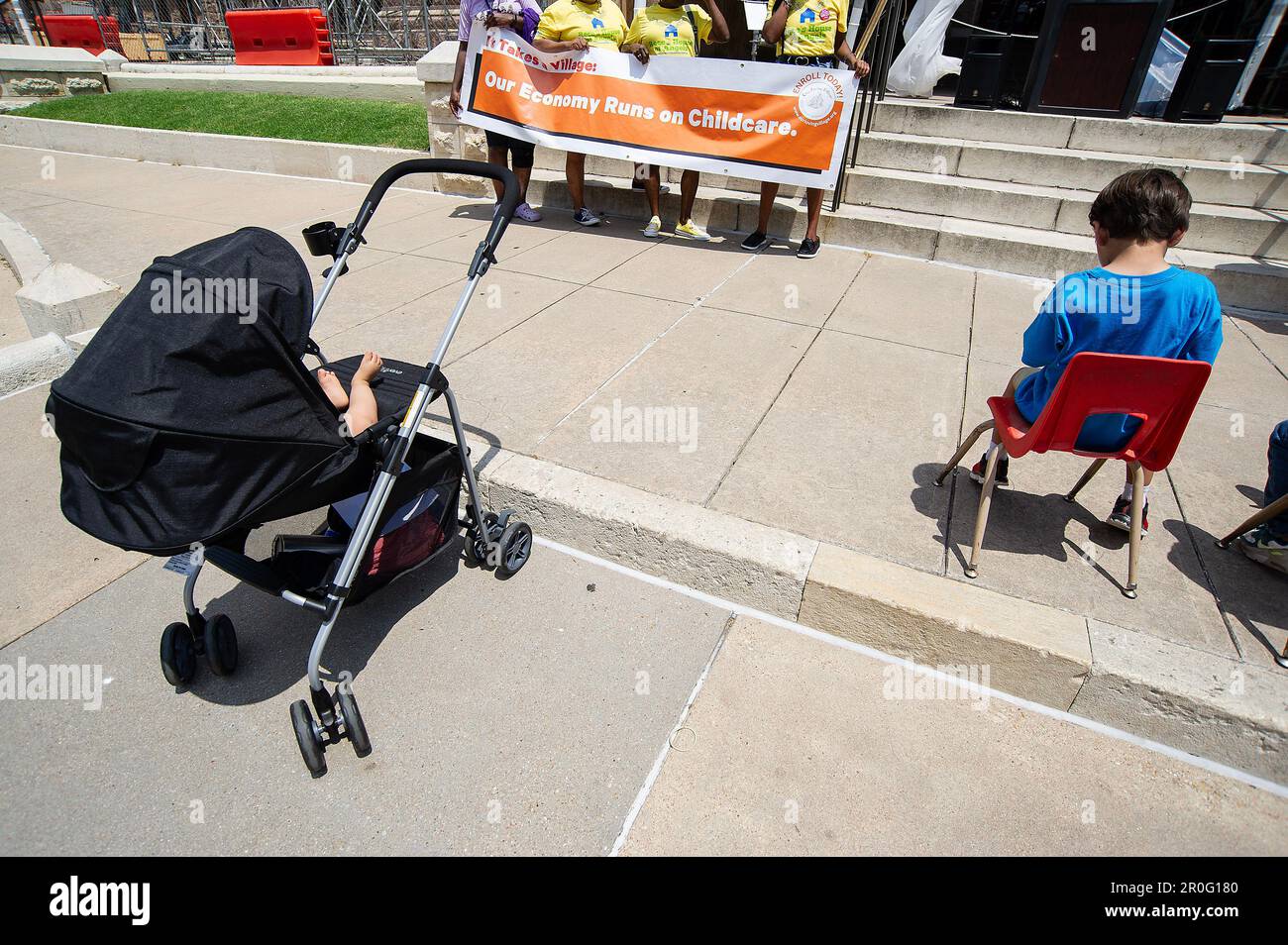 8. Mai 2023: Demonstranten besuchen die Rallye Day Without Child Care in der Hauptstadt des Bundesstaats Texas für geplante Proteste und Schließungen am Montag in der Hoffnung, Bundes- und Staatsgesetzgeber daran zu erinnern, dass sie dringend staatliche Unterstützung benötigen. Austin, Texas. Mario Cantu/CSM Stockfoto