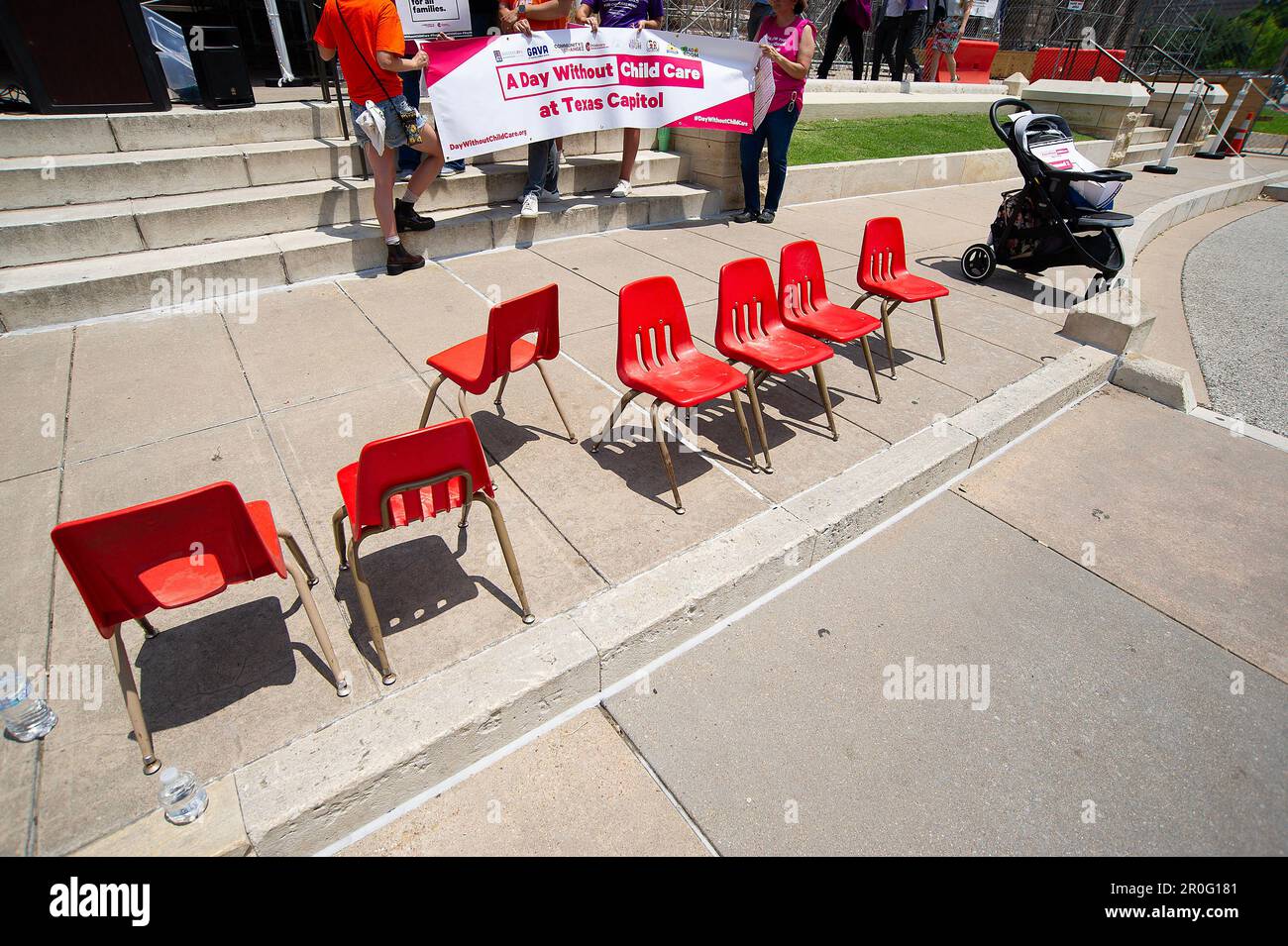 8. Mai 2023: Demonstranten besuchen die Rallye Day Without Child Care in der Hauptstadt des Bundesstaats Texas für geplante Proteste und Schließungen am Montag in der Hoffnung, Bundes- und Staatsgesetzgeber daran zu erinnern, dass sie dringend staatliche Unterstützung benötigen. Austin, Texas. Mario Cantu/CSM Stockfoto