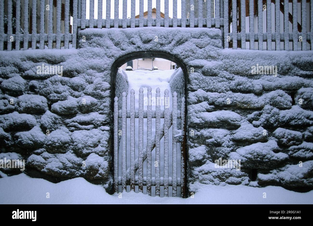 Schneebedecktes Tor, gesendet, untere Engadine, Engadine, Grisons, Die Schweiz Stockfoto