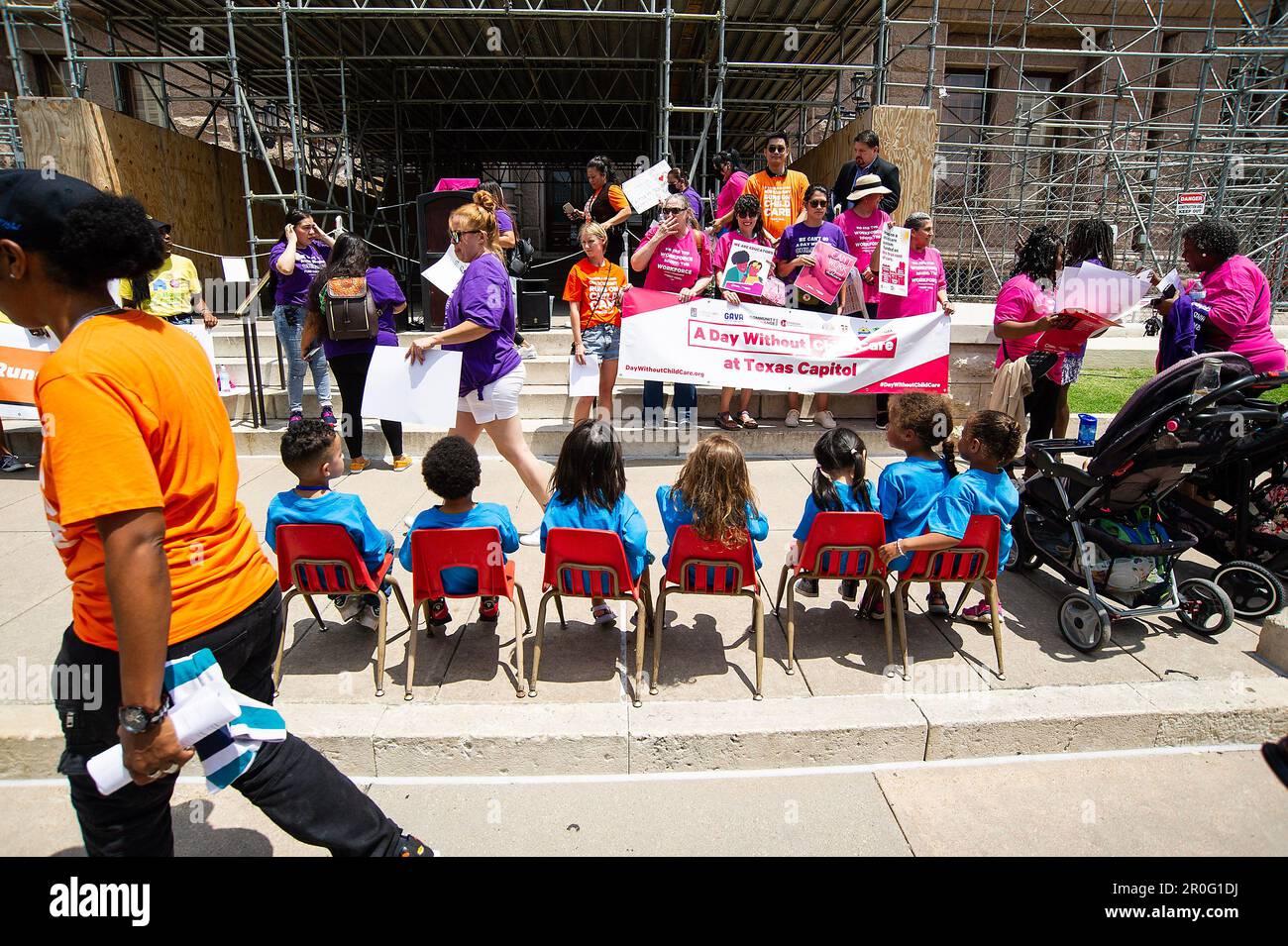 8. Mai 2023: Demonstranten besuchen die Rallye Day Without Child Care in der Hauptstadt des Bundesstaats Texas für geplante Proteste und Schließungen am Montag in der Hoffnung, Bundes- und Staatsgesetzgeber daran zu erinnern, dass sie dringend staatliche Unterstützung benötigen. Austin, Texas. Mario Cantu/CSM Stockfoto